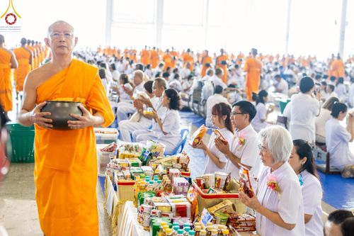 ภาพ No.222016:วันที่ 4 พฤษภาคม พ.ศ. 2568 พิธีตักบาตร เนื่องในวันอาทิตย์ต้นเดือน ณ บ้านแก้วเรือนทองคุณยายฯ วัดพระธรรมกาย