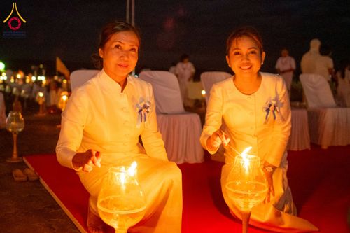 ภาพ No.266143:วันพุธที่ 5 พฤศจิกายน พ.ศ. 2568 (วันพระ ขึ้น 15 ค่ำ เดือน 12) พิธีจุดประทีปโคมลาน, โคมลอย และลอยกระทง ถวายประทีปเป็นพุทธบูชา สร้างความสว่างไสวให้กับแผ่นดินด้วยแสงธรรม ณ พุทธอุทยานนานาชาติ จังหวัดหนองคาย