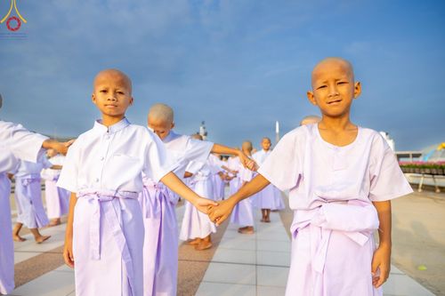 ภาพ No.214991:วันเสาร์ที่ 5 เมษายน พ.ศ. 2568 พิธีเวียนประทักษิณรอบพระมหาธรรมกายเจดีย์  พิธีวันทาเจดีย์ พิธีขอขมาและมอบผ้าไตร ในโครงการบรรพชาสามเณรฟื้นฟูพระพุทธศาสนาทั่วไทย , โครงการหน่อแก้วเปรียญธรรม รุ่นที่ 13 ,  โครงการสามเณรยุวธรรมทายาท รุ่นที่ 33 , โครงการสามเณรมั