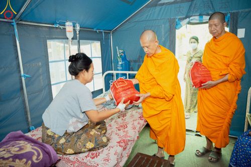 ภาพ No.220345:วันที่ 17 เมษายน พ.ศ. 2568 ผู้แทนวัดพระธรรมกาย ลงพื้นที่เยียวยา ซับน้ำตาเหยื่อแผ่นดินไหวมัณฑะเลย์