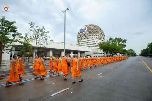 ภาพ No.88732:คณะสงฆ์ เจ้าหน้าที่ และสาธุชน ทุ่มเทแรงกายแรงใจเตรียมงาน เพื่องานวันครูผู้ค้นพบวิชชาธรรมกาย ตั้งแต่วันที่ 20 กันยายน พ.ศ. 2566