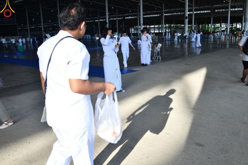 ภาพ No.143434:พิธีตักบาตร ข้าวสารอาหารแห้ง ณ บ้านแก้วเรือนทองคุณยายฯ และ พิธีบูชาข้าวพระ  ณ สภาธรรมกายสากล วัดพระธรรมกาย วันอาทิตย์ที่ 7 กรกฎาคม พ.ศ. 2567