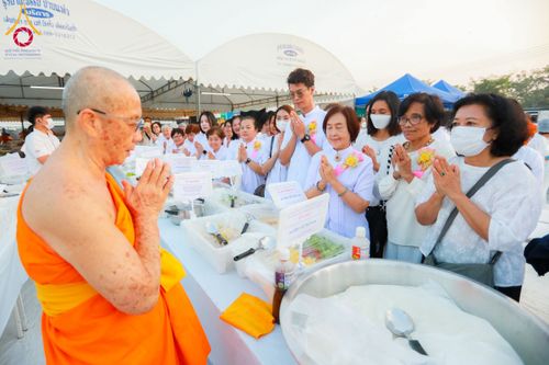 ภาพ No.117448:พิธีถวายภัตตาหารเป็นสังฆทาน แด่คณะพระธรรมยาตรา วันที่ 23 มกราคม พ.ศ. 2567 ณ อนุสรณ์สถานบางปลา อ.บางเลน จ.นครปฐม