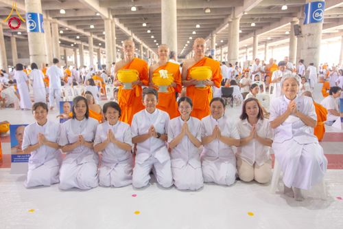 ภาพ No.62599:พิธีถวายบาตรเเละไทยธรรม ในโครงการอุปสมบทหมู่ บูชาธรรมหลวงพ่อธัมมชโย พ.ศ.2567 ณ ลานธรรม พระมหาธรรมกายเจดีย์ วันที่ 13 เมษายน พ.ศ.2567