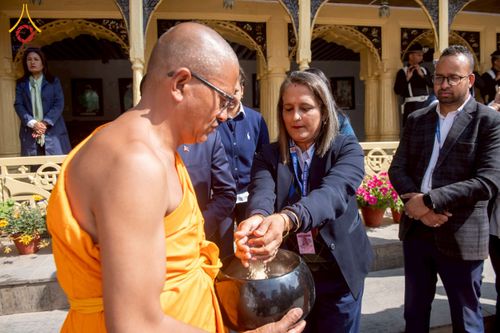 ภาพ No.213150:วันที่ 17 - 18 มีนาคม พ.ศ. 2568 คณะสงฆ์และสามเณรเดินบิณฑบาต รอบเมืองในพื้นที่ วัดสยมภูวนาถและราชวังปาตัน ณ เมืองกาฐมาณฑุ ประเทศเนปาล