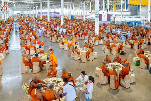 ภาพ No.60254:คณะสงฆ์ 10,000 กว่าวัดฉันภัตตาหารเพล ในวันคุ้มครองโลก วันจันทร์ที่ 22 เมษายน พ.ศ. 2567 ณ สภาธรรมกายสากล วัดพระธรรมกาย