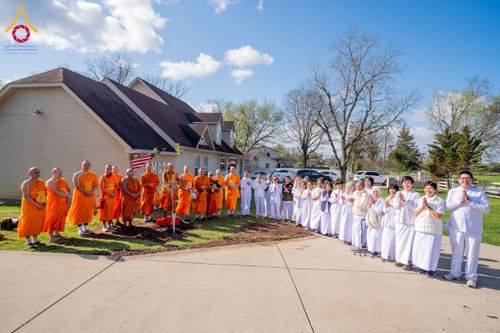 ภาพ No.135510:พิธีเจริญพระพุทธมนต์สมโภช แก้วบรมจักรพรรดิรัตนอนันต์ สถาปนาอาคารปฏิบัติธรรม แก้วธรรมชัยรัตนอนันต์ บูชาธรรมเนื่องในโอกาสอายุวัฒนมงคล 80 ปี หลวงพ่อธัมมชโย (22 เมษายน พ.ศ. 2567) วันพุธที่ 3 เมษายน พ.ศ. 2567 ณ วัดพระธรรมกายเทนเนสซี ประเทศสหรัฐอเมริกา