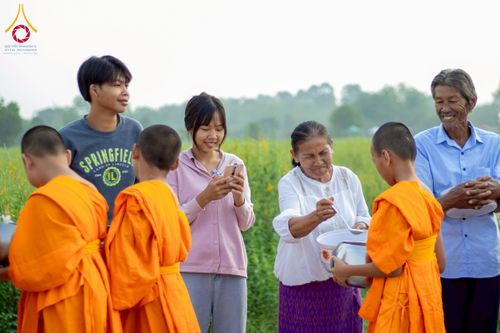 ภาพ No.217977:วันศุกร์ที่ 11 เมษายน พ.ศ. 2568 พระและสามเณร 99 รูป จากศูนย์ปฏิบัติธรรมระยอง(บ้านช่องลม) บิณฑบาต ณ ทุ่งปอเทือง ต.บางบุตร อ.บ้านค่าย จ.ระยอง เพื่อเป็นการฝึกสามเณรภาคฤดูร้อน ผ่านกิจวัตรบิณฑบาตในพื้นที่ชุมชน