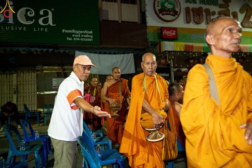 ภาพ No.151671:V.55 ทีมใหญ่ที่หาดใหญ่ เจ้าหน้าที่ทุกสถานะ หลายสัญชาติ ร่วมกันจัดงานตักบาตรที่หาดใหญ่ วันที่ 10-11 สิงหาคม พ.ศ. 2567