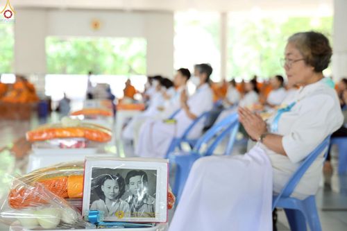 ภาพ No.229718:วันที่ 25 มิถุนายน พ.ศ. 2568 (แรม 15 ค่ำ เดือน 7) พิธีบุพเปตพลี ครั้งที่ 166 ร่วมอุทิศบุญแด่หมู่ญาติที่ล่วงลับไปแล้ว และสืบทอดอายุพระพุทธศาสนา ณ หอฉันคุณยายอาจารย์ฯ วัดพระธรรมกาย