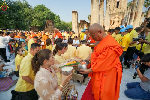 ภาพ No.58732:พิธีตักบาตรพระ ๑,๐๐๐ รูป สมโภชครบรอบ ๘๐๐ ปี พระบรมธาตุเมืองเชลียง ณ วัดพระศรีรัตนมหาธาตุ ราชวรวิหาร  (วัดพระปรางค์) ต.ศรีสัชนาลัย  อ.ศรีสัชนาลัย จ.สุโขทัย วันพฤหัสบดีที่ ๒๕ เมษายน พ.ศ. ๒๕๖๗