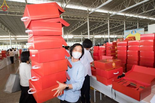 ภาพ No.212297:วันพุธที่ 19 มีนาคม พ.ศ. 2568 การบรรจุไทยธรรมลงกล่องสำเร็จ 43,500 กล่อง เพื่อถวายแด่พระสังฆาธิการ 40,000 กว่าวัดทั่วไทย ในวันคุ้มครองโลก 22 เมษายน พ.ศ. 2568 ณ บ้านแก้วเรือนทองคุณยายฯ วัดพระธรรมกาย