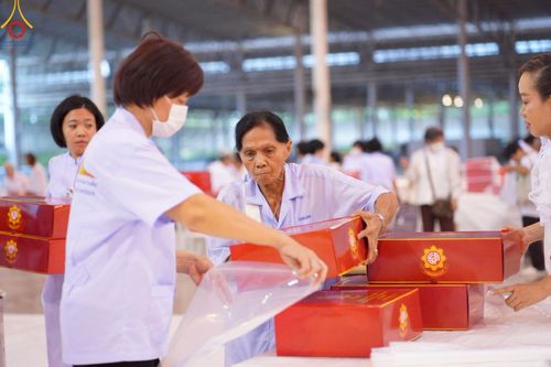 ภาพ No.214373:วันที่ 29 มีนาคม พ.ศ.2568 กิจกรรมใส่ถุงซิปกล่องไทยธรรม เพื่อรักษาความประณีตของกล่องไทยธรรม ในทุกสภาพอากาศ ณ บ้านแก้วเรือนทองคุณยาย วัดพระธรรมกาย