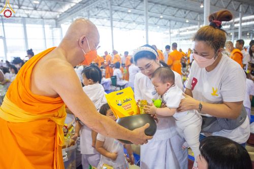 ภาพ No.124465:พิธีตักบาตรในวันมาฆบูชา ณ บ้านแก้วเรือนทองคุณยายฯ วัดพระธรรมกาย จ.ปทุมธานี วันเสาร์ที่ 24 กุมภาพันธ์ พ.ศ. 2567