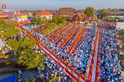 ภาพ No.195380:พิธีตักบาตรพระธรรมยาตรา ณ อนุสรณ์สถานลำดับที่ 3 สถานที่เกิดใหม่ในเพศสมณะ วัดสองพี่น้อง ต.ต้นตาล อ.สองพี่น้อง จ.สุพรรณบุรี ในโครงการธรรมยาตรา กตัญญูบูชา มหาปูชนียาจารย์ พระมงคลเทพมุนี(สด จนฺทสโร) พระผู้ปราบมาร ปีที่ 13 วันที่ 15 มกราคม พ.ศ.2568