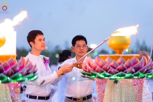 ภาพ No.118224:พิธีจุดประทีปถวายเป็นพุทธบูชา และบูชาธรรมมหาปูชนียาจารย์ พระมงคลเทพมุนี(สด จนฺทสโร) วันที่ 24 มกราคม พ.ศ. 2567 ณ อนุสรณ์สถานบางปลา อ.บางเลน จ.นครปฐม