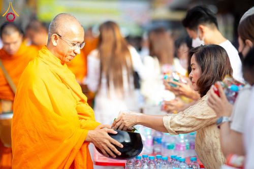 ภาพ No.180329:พิธีทำบุญตักบาตร ข้าวสารอาหารแห้ง แด่คณะสงฆ์ 99 รูป เนื่องในวันพ่อแห่งชาติ ปีที่ 50 ณ ศูนย์การค้าตลาดรังสิต ซ.รังสิต-ปทุมธานี 5 วันที่ 5 ธันวาคม พ.ศ. 2567