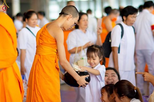 ภาพ No.126555:พิธีตักบาตร ในวันอาทิตย์ต้นเดือนที่ 3 มีนาคม พ.ศ. 2567 ณ บ้านแก้วเรือนทองคุณยายฯ วัดพระธรรมกาย