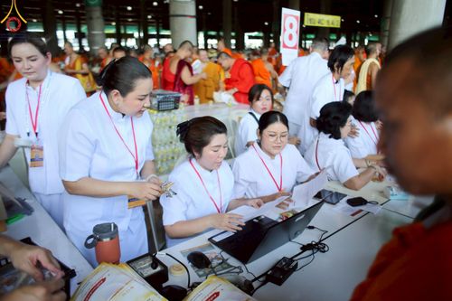 ภาพ No.219315:บรรยากาศการเดินทางเข้าวัดพระธรรมกาย , การต้อนรับปฏิสันถาร , การฉันภัตตาหารเช้า , การลงทะเบียนพระสังฆาธิการ  เนื่องในวันคุ้มครองโลก พิธีถวายมหาสังฆทานคณะสงฆ์ 40,000 กว่าวัดทั่วประเทศ ณ วัดพระธรรมกาย