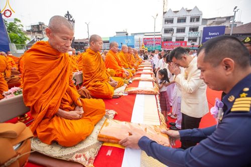 ภาพ No.126083:พิธีทำบุญเมืองนครราชสีมา ฉลอง 556 ปี ตักบาตรพระ 10,000 รูป ในวันเสาร์ที่ 2 มีนาคม พ.ศ.2567 ณ อนุสาวรีย์ท้าวสุรนารี จ.นครราชสีมา จัดโดย คณะสงฆ์จังหวัดนครราชสีมา ร่วมกับสำนักงานจังหวัดนครราชสีมา