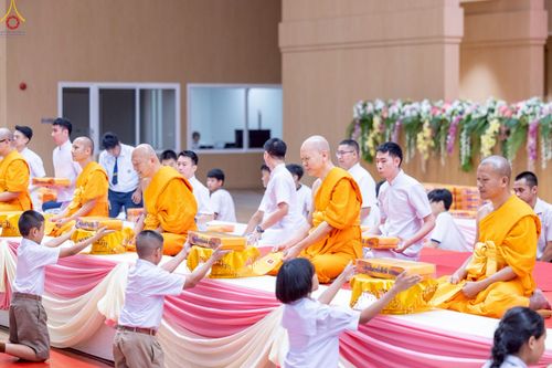 ภาพ No.245957:วันเสาร์ที่ 13 กันยายน พ.ศ. 2568 พิธีมอบผ้าไตรประธานกฐินสัมฤทธิ์เด็กดี V-Star ณ สภาธรรมกายสากล วัดพระธรรมกาย