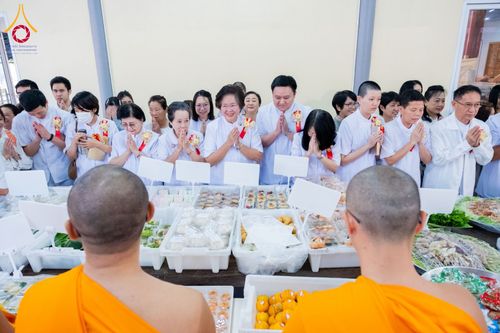 ภาพ No.196398:พิธีถวายภัตตาหารเป็นสังฆทาน แด่พระธรรมยาตรา ณ วัดโบสถ์(บน) ตำบลบางคูเวียง อำเภอบางกรวย จังหวัดนนทบุรี ในโครงการธรรมยาตรา กตัญญูบูชา มหาปูชนียาจารย์ พระมงคลเทพมุนี(สด จนฺทสโร) พระผู้ปราบมาร อนุสรณ์สถาน 7 แห่ง ปีที่ 13 วันที่ 17 มกราคม พ.ศ. 2568