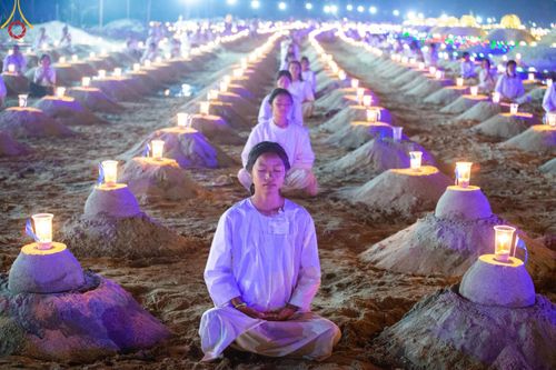 ภาพ No.138680:Photo Story  มหัศจรรย์วัดดงดินแดง Episode 6 พระภิกษุ-สามเณร ในโครงการบรรพชาอุปสมบทหมู่  กว่า 500 รูป และศีลจาริณีกว่า 300 คน ร่วมกันก่อพระเจดีย์ทราย 20,000 องค์ และจุดประทีป  บูชาธรรม 80 ปี หลวงพ่อธมฺมชโย กลางลำน้ำแม่ตื่น