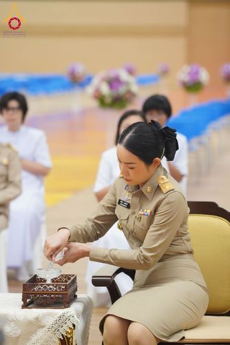 ภาพ No.208993:พระบาทสมเด็จพระเจ้าอยู่หัว ทรงมีพระราชศรัทธาทรงพระกรุณาโปรดเกล้าฯ ให้บำเพ็ญพระราชกุศลถวายภัตตาหารพระราชทาน การสอบบาลีสนามหลวง ณ วัดพระธรรมกาย ย อ.คลองหลวง จ.ปทุมธานี วันที่ 23-24 กุมภาพันธ์ พ.ศ. 2568