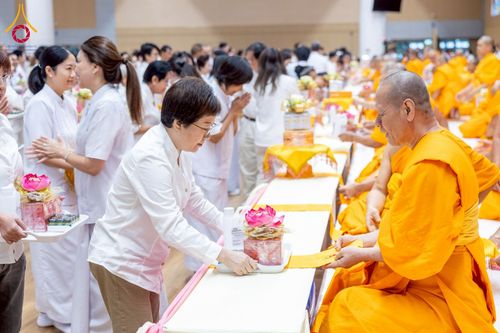 ภาพ No.239608:วันอาทิตย์ที่ 17 สิงหาคม พ.ศ. 2568 พิธีถวายคิลานเภสัช และอุปกรณ์ทางการแพทย์ แด่คณะสงฆ์ เนื่องในวันธรรมชัย ณ ห้องแก้วสารพัดนึก 2 สภาธรรมกายสากล วัดพระธรรมกาย