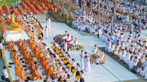 ภาพ No.101859:ตักบาตรพระ 10,000 รูป เติมบุญให้แผ่นดิน เนื่องในโอกาส 192 ปี จังหวัดกาญจนบุรี หนึ่งในโครงการตักบาตรพระ 2,000,000 รูป  77 จังหวัดทุกวัดทั่วไทย วันจันทร์ที่ 11 ธันวาคม พ.ศ. 2566 บริเวณถนนสองแคว (SKY WALK) เมืองกาญจนบุรี