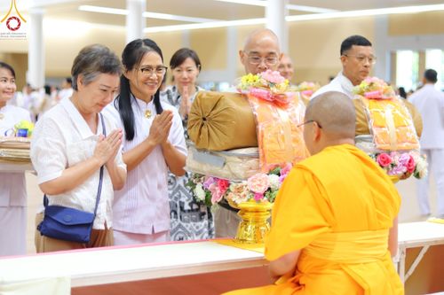 ภาพ No.180853:พิธีถวายภัตตาหารเมนูสวรรค์ และพิธีถวายอุปกรณ์กันหนาว แด่คณะพระภิกษุสามเณรวัดพระธรรมกาย วันอาทิตย์ที่ 8 ธันวาคม พ.ศ.2567 ณ สภาธรรมกายสากล วัดพระธรรมกาย