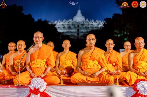 ภาพ No.224518:วันจันทร์ที่ 12 พฤษภาคม พ.ศ. 2568  ชาวพุทธในอินโดนีเซีย ร่วมฉลองวิสาขบูชาจุดประทีปกว่า 200,000 ดวง ณ พระมหาเจดีย์บรมพุทโธ  เจริญพุทธมนต์ถวาย “พระวชิรเกล้าเจ้าอยู่หัว”