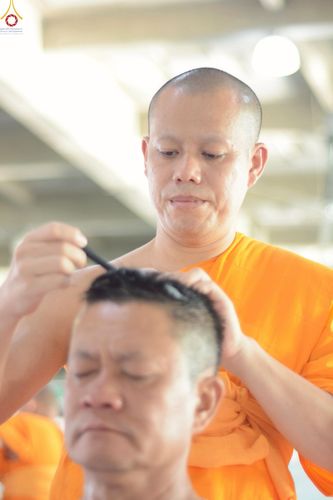 ภาพ No.248640:วันที่ 28 กันยายน พ.ศ. 2568 พิธีตัดปอยผม และปลงผม โครงการอุปสมบทบูชาธรรม 141 ปี พระมงคลเทพมุนี ณ วิหารคด วัดพระธรรมกาย