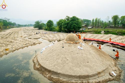 Photo Story มหัศจรรย์วัดดงดินแดง  EP.8  ภาพการเตรียมงาน การปฎิบัติงาน ของเหล่าผู้ทุ่มเทและเสียสละ เพื่อความสำเร็จของความมหัศจรรย์ ณ วัดดงดินแดง ต.ม่อนจอง อ.อมก๋อย จ.เชียงใหม่ วันที่ 1-7 เมษายน พ.ศ. 2567