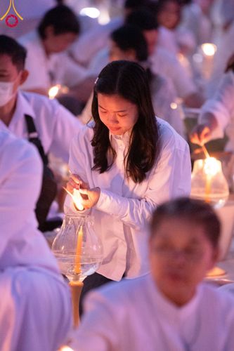 ภาพ No.112053:พิธีจุดประทีปถวายเป็นพุทธบูชา และบูชาธรรมมหาปูชนียาจารย์ พระมงคลเทพมุนี(สด จนฺทสโร) ในโครงการธรรมยาตรา กตัญญูบูชา มหาปูชนียาจารย์ พระมงคลเทพมุนี(สด จนฺทสโร) พระผู้ปราบมาร อนุสรณ์สถาน 7 แห่ง ปีที่ 12 วันที่ 14 มกราคม พ.ศ. 2567 ณ วัดสองพี่น้อง อ.สองพี่น้อง