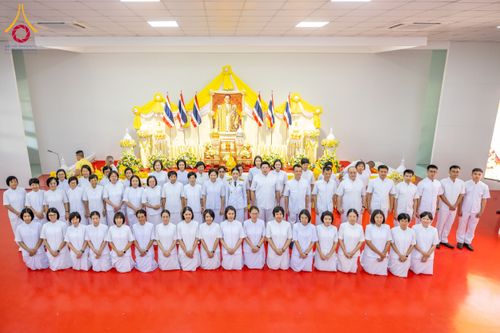 ภาพ No.179637:พิธีเจริญพระพุทธมนต์ พิธีทำบุญตักบาตรถวายพระราชกุศล และพิธีวางพานพุ่มดอกไม้ถวายราชสักการะ  แด่พระบาทสมเด็จพระบรมชนกาธิเบศร มหาภูมิพลอดุลยเดชมหาราช บรมนาถบพิตร เนื่องในวันคล้ายวันพระบรมราชสมภพ วันชาติ และวันพ่อแห่งชาติ วันพฤหัสบดีที่ 5 ธันวาคม พ.ศ. 2567 ณ