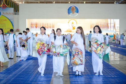 ภาพ No.177616:พิธีตักบาตรและพิธีบูชาข้าวพระ ในวันอาทิตย์ต้นเดือนที่ 1 ธันวาคม พ.ศ. 2567 ณ สภาธรรมกายสากล วัดพระธรรมกาย