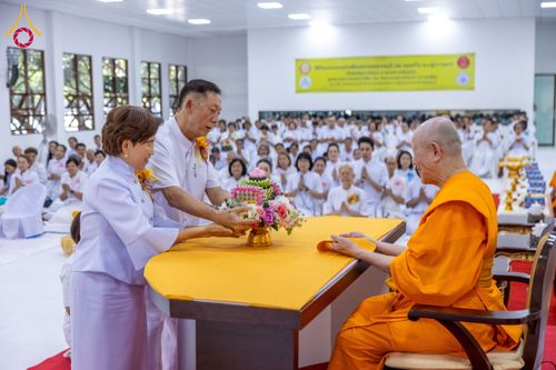 ภาพ No.160841:พิธีเจริญพระพุทธมนต์ และปิดแผ่นทองรูปเหมือน พระเดชพระคุณพระมงคลเทพมุนี (สด จนฺทสโร) พระผู้ปราบมาร จำนวน 3 องค์ วันเสาร์ที่ 5 ตุลาคม พ.ศ. 2567 ณ อาคารปลูกศรัทธา 2 (ชานชลาเดิม) วัดพระธรรมกาย อ.คลองหลวง จ.ปทุมธานี