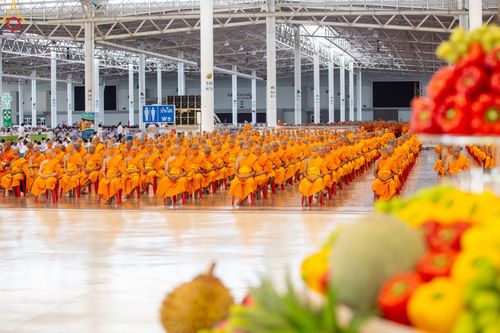 ภาพ No.89487:พิธีตักบาตร ข้าวสารอาหารแห้ง พิธีบูชาข้าวพระ และพิธีจุดเทียนใจ ไฟนิรันดร์  อนันตชัย ณ สภาธรรมกายสากล วัดพระธรรมกาย วันอาทิตย์ที่ 1 ตุลาคม พ.ศ. 2566