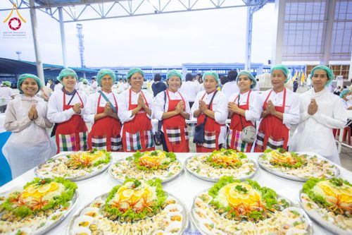 ภาพ No.202724:พิธีถวายภัตตาหารเป็นสังฆทาน แด่พระธรรมยาตรา ณ วัดพระธรรมกาย ตำบลคลองสาม อำเภอคลองหลวง จังหวัดปทุมธานี ในโครงการธรรมยาตรา กตัญญูบูชา มหาปูชนียาจารย์ พระมงคลเทพมุนี(สด จนฺทสโร) พระผู้ปราบมาร อนุสรณ์สถาน 7 แห่ง ปีที่ 13 วันที่ 28 มกราคม พ.ศ. 2568