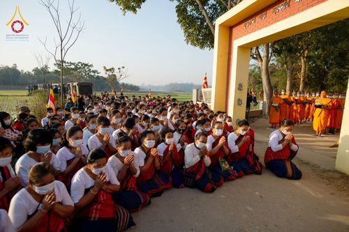 ภาพ No.76424:คณะสงฆ์และสามเณรบิณฑบาต ประเทศบังกลาเทศ วันที่ 11 กุมภาพันธ์ พ.ศ. 2566