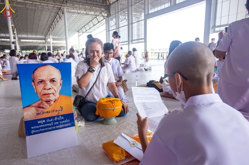 ภาพ No.133947:พิธีขอขมามอบผ้าไตร โครงการบรรพชาสามเณร ศูนย์อบรมวัดพระธรรมกาย ณ วัดพระธรรมกาย วันเสาร์ที่ 6 เมษายน พ.ศ. 2567