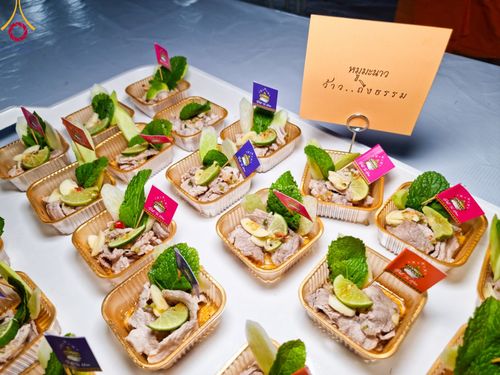 ภาพ No.108129:พิธีถวายภัตตาหารเป็นสังฆทาน แด่คณะพระธรรมยาตราฯ ในโครงการธรรมยาตรากตัญญูบูชา มหาปูชนียาจารย์ พระมงคลเทพมุนี(สด จนฺทสโร) พระผู้ปราบมาร อนุสรณ์สถาน 7 แห่ง ปีที่ 12 วันที่ 8 มกราคม พ.ศ. 2567 ณ อนุสรณ์สถานมหาวิหารพระมงคลเทพมุนี (โลตัสแลนด์) อ.สองพี่น้อง จ.สุ