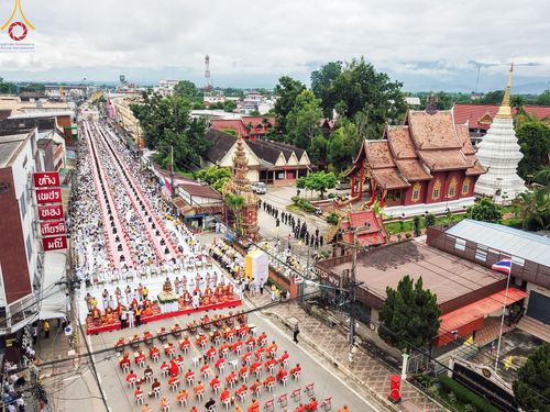 ตักบาตรพระ 1,384 รูป ทำบุญเมืองฝางครบรอบ 1,383 ปี ถวายเป็นพระราชกุศลแด่พระบาทสมเด็จพระเจ้าอยู่หัว เนื่องในโอกาสพระราชพิธีมหามงคล เฉลิมพระชนมพรรษา 6 รอบ 72 พรรษา วันเสาร์ที่ 27 กรกฎาคม พ.ศ.2567  ณ ถนนหน้าที่ว่าการอำเภอฝาง จ.เชียงใหม่