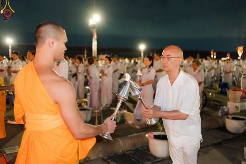 ภาพ No.160622:พิธีจุดประทีป 20,000 ดวง บูชาพระมหาธรรมกายเจดีย์ และบูชาพระมงคลเทพมุนี (สด จนฺทสโร) พระผู้ปราบมาร ณ ลานธรรม พระมหาธรรมกายเจดีย์ วัดพระธรรมกาย จ.ปทุมธานี วันที่ 10 ตุลาคม พ.ศ. 2567