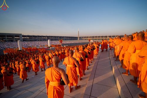 ภาพ No.105285:พิธีตักบาตรฉลองพระบวชใหม่ รุ่นบูชาธรรมมหาปูชนียาจารย์ และต้อนรับศักราชใหม่ วันจันทร์ที่ 1 มกราคม พ.ศ. 2567 ณ ลานธรรมพระมหาธรรมกายเจดีย์ วัดพระธรรมกาย