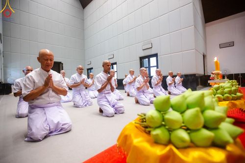 ภาพ No.159741:พิธีตัดปอยผมปลงผมนาคธรรมทายาท, พิธีบรรพชาอุปสมบทหมู่ โครงการอุปสมบทหมู่บูชาธรรม 140 ปี พระมงคลเทพมุนี (สด จนฺทสโร) ณ โบสถ์พระไตรปิฏก วัดพระธรรมกาย วันเสาร์ที่ 5 ตุลาคม พ.ศ. 2567