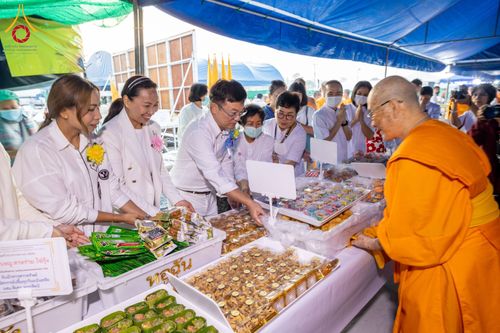 ภาพ No.199406:พิธีถวายภัตตาหารเป็นสังฆทาน แด่พระธรรมยาตรา ณ อนุสรณ์สถานบางปลา วัดบางปลา อำเภอบางเลน จังหวัดนครปฐม ในโครงการธรรมยาตรา กตัญญูบูชา มหาปูชนียาจารย์ พระมงคลเทพมุนี(สด จนฺทสโร) พระผู้ปราบมาร อนุสรณ์สถาน 7 แห่ง ปีที่ 13 วันที่ 22 มกราคม พ.ศ. 2568