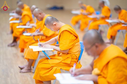 ภาพ No.267256:วันที่ 7 พฤศจิกายน พ.ศ. 2568 พิธีสอบธรรมสนามหลวง นักธรรมชั้นโท - เอก ณ สนามสอบวัดพระธรรมกาย