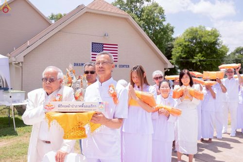ภาพ No.234640:วันอาทิตย์ที่ 20 กรกฎาคม  พ.ศ.2568 พิธีทอดผ้าป่าภาคพื้นอเมริกา พิธีเจริญพระพุทธมนต์ ฉลองอาคารแก้วธรรมชัยรัตนอนันต์ วัดพระธรรมกายเทนเนสซี ประเทศสหรัฐอเมริกา